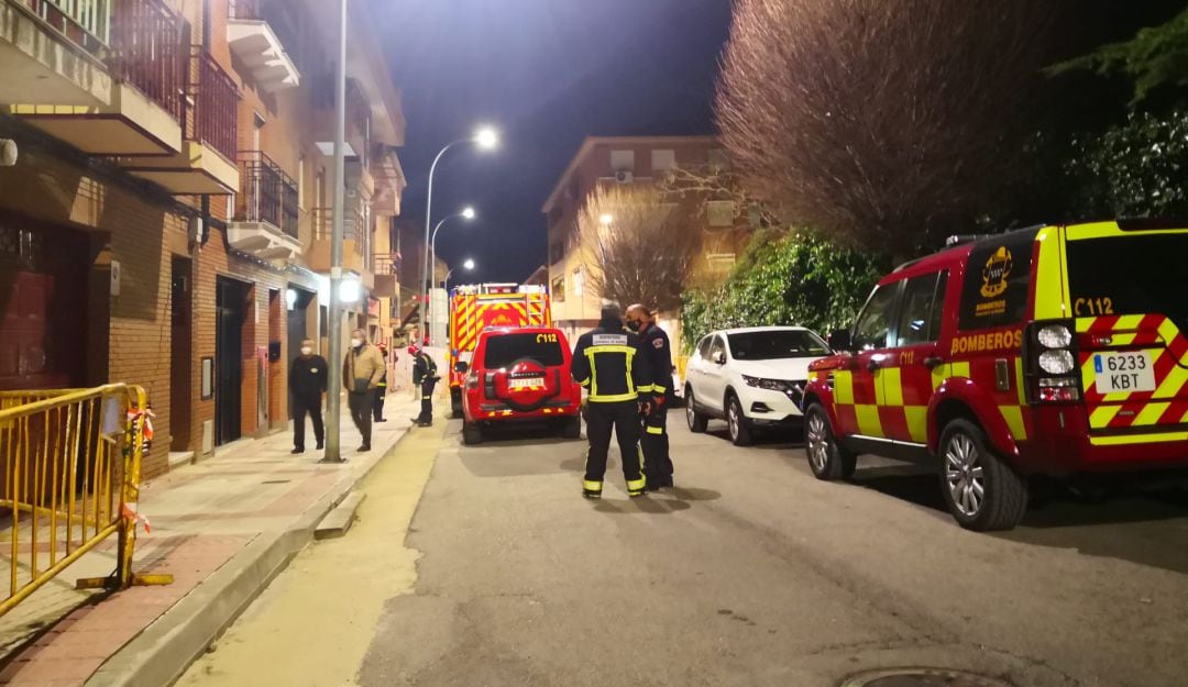 Bomberos en calle La Presa. San Fernando de Henares.