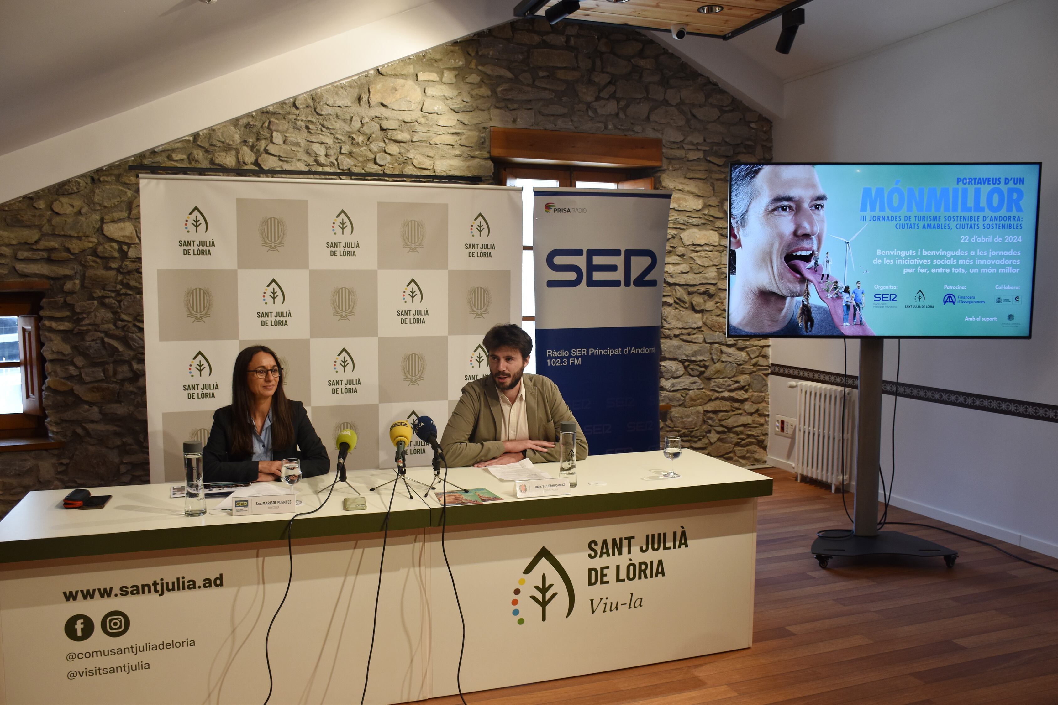 El cònsol major de Sant Julià de Lòria, Cerni Cairat, i Marisol Fuentes, directora de Ràdio SER Principat d&#039;Andorra, durant la presentació de la tercera edició de &#039;Un Món Millor&#039;.