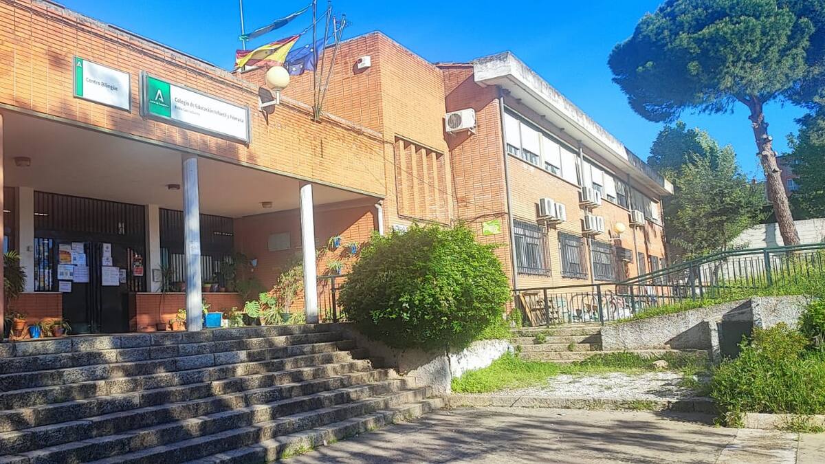 El AMPA del colegio Pablo García Baena se manifiesta este martes para protestar por el estado del centro, que sigue en obras tras el comienzo de las clases