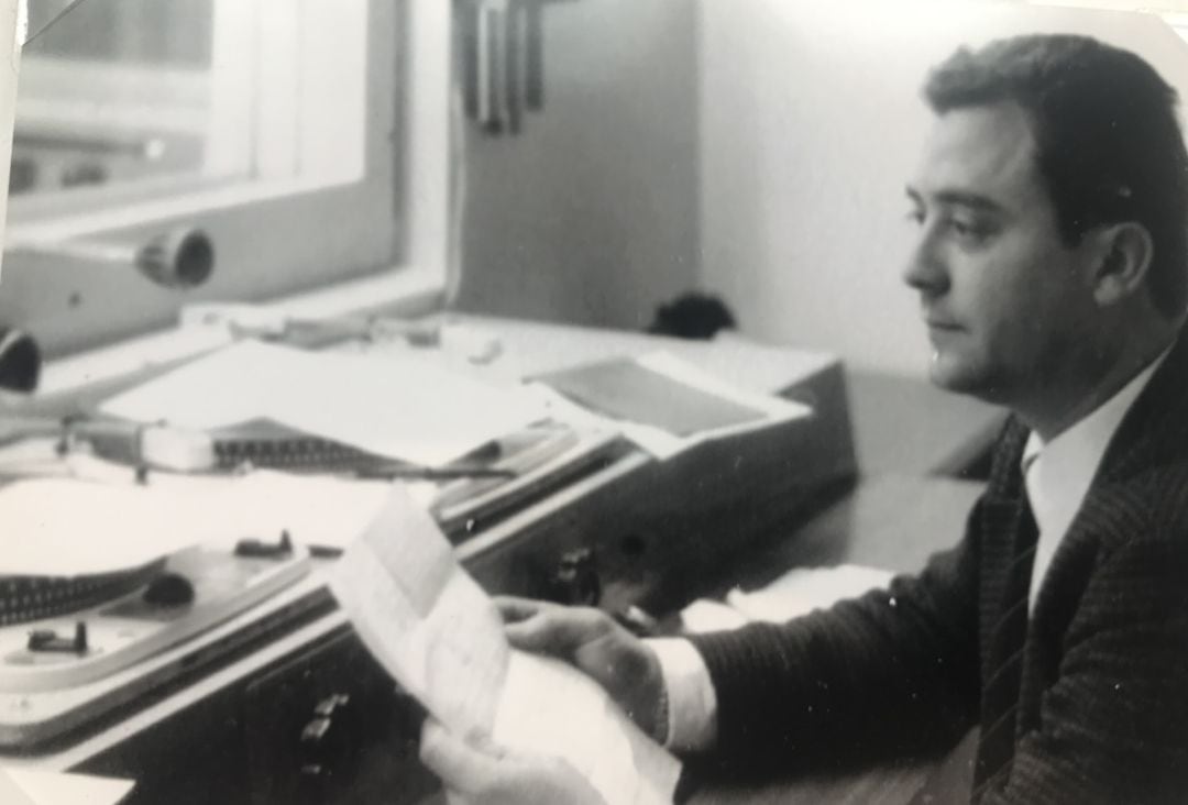 Paco Alcaráz en el estudio de Radio Elche