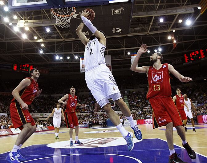 Nikola Mirotic lanza a canasta ante los pivots georgianos del CAI Zaragoza Giorgi Shermadini y Viktor Sanikodze