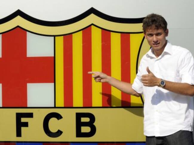 Keirrison posa como nuevo jugador del Fútbol Club Barcelona en verano de 2009