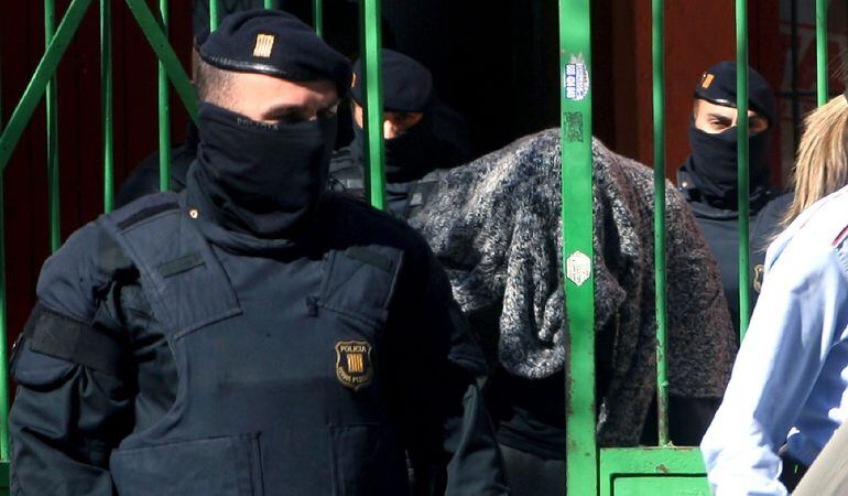 Agentes de los Mossos d'Esquadra abandonan el gimnasio de artes marciales registrado y trasladan a su domicilio de Valls a una de las nueve personas que han sido detenidas en el marco de una operación contra el terrorismo yihadista que están llevando a ca