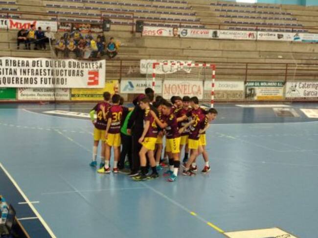 Los infantiles del Moral Cayuela Villa de Aranda durante un descanso.