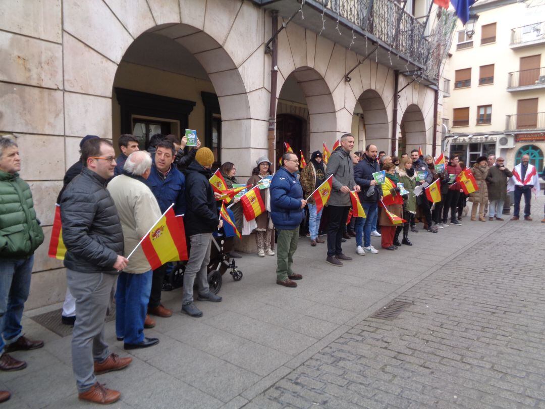 La concentración se celebró bajo la Casa Consistorial arandina