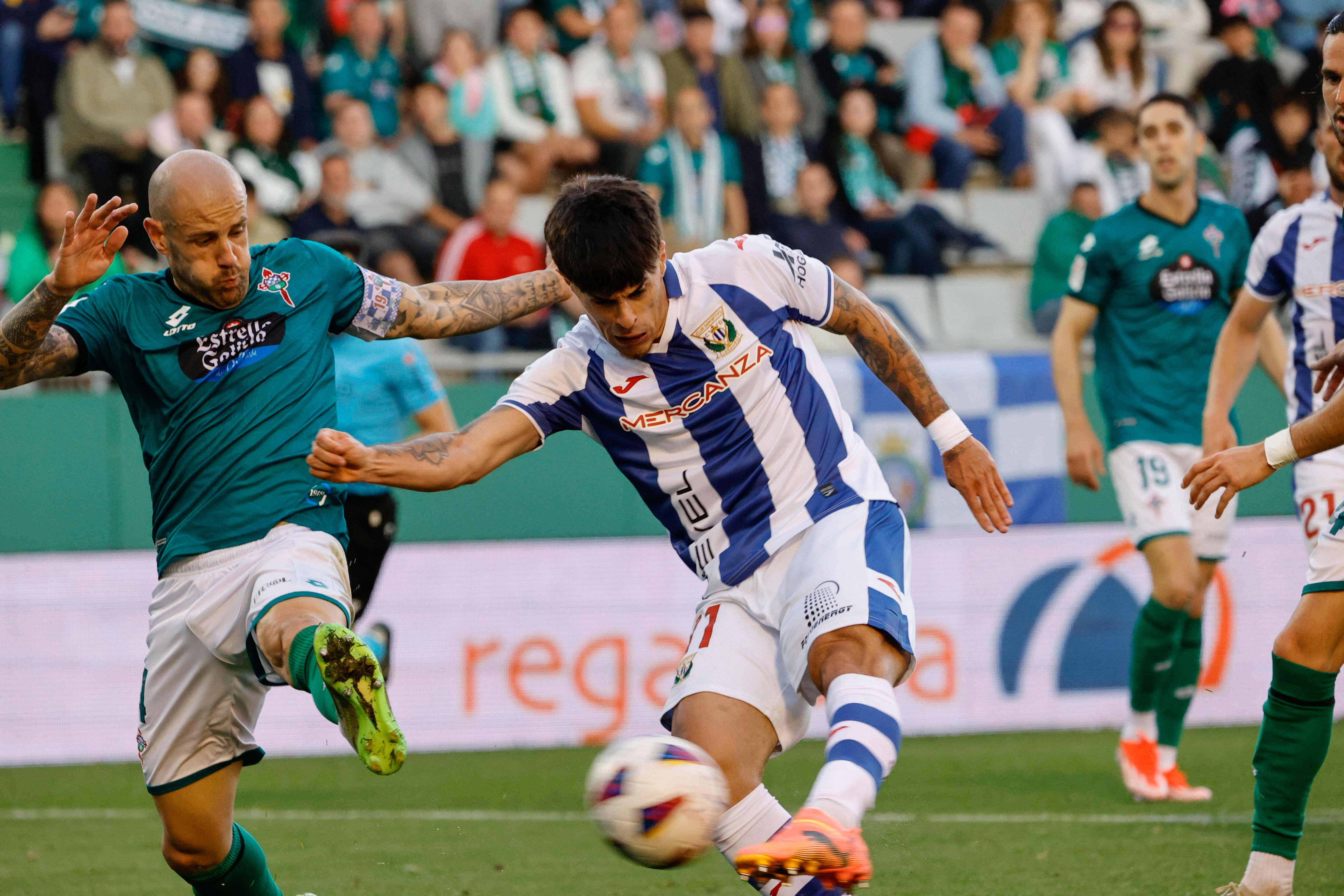 FERROL, 26/05/2024.- El delantero argentino del Leganés Juan Cruz marca gol durante el encuentro de la jornada 41 de LaLiga Hypermotion que Racing de Ferrol y Leganés disputan hoy domingo en el estadio de A Malata, en Ferrol. EFE/Kiko Delgado.