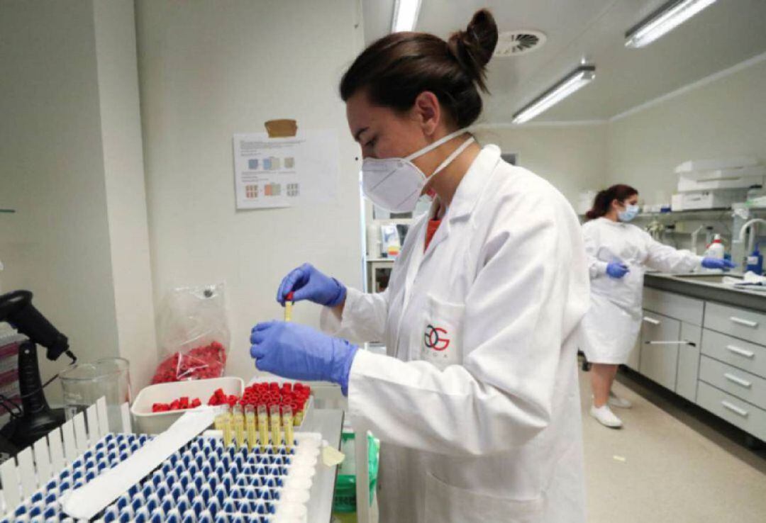 Una sanitaria con test de Covid.