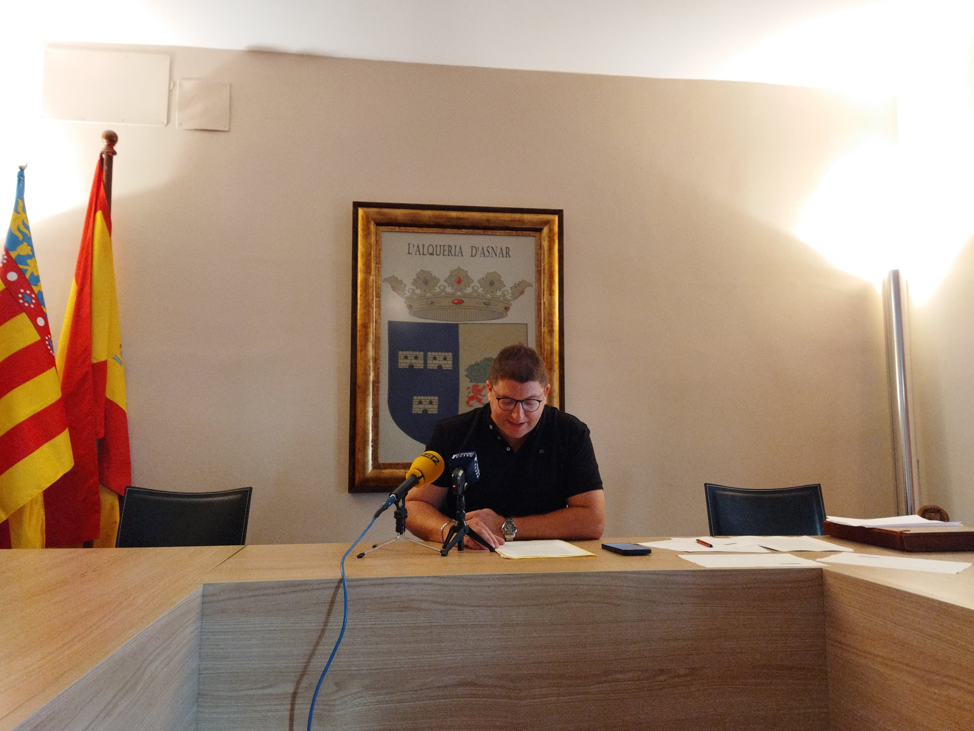 César Palmer, alcalde de l&#039;Alqueria d&#039;Asnar, en la comparecencia de este lunes ofreciendo explicaciones sobre los 1625 euros procedentes de la recaudación de entradas en el polideportivo y piscina municipal en 2024.