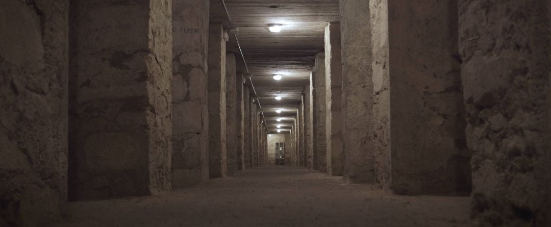 Refugio antiaéreo de la plaza Séneca (Alicante). Fotograma de &#039;La sardina i la sirena&#039;(Manel Biosca y Miguel Llorens, 2018)