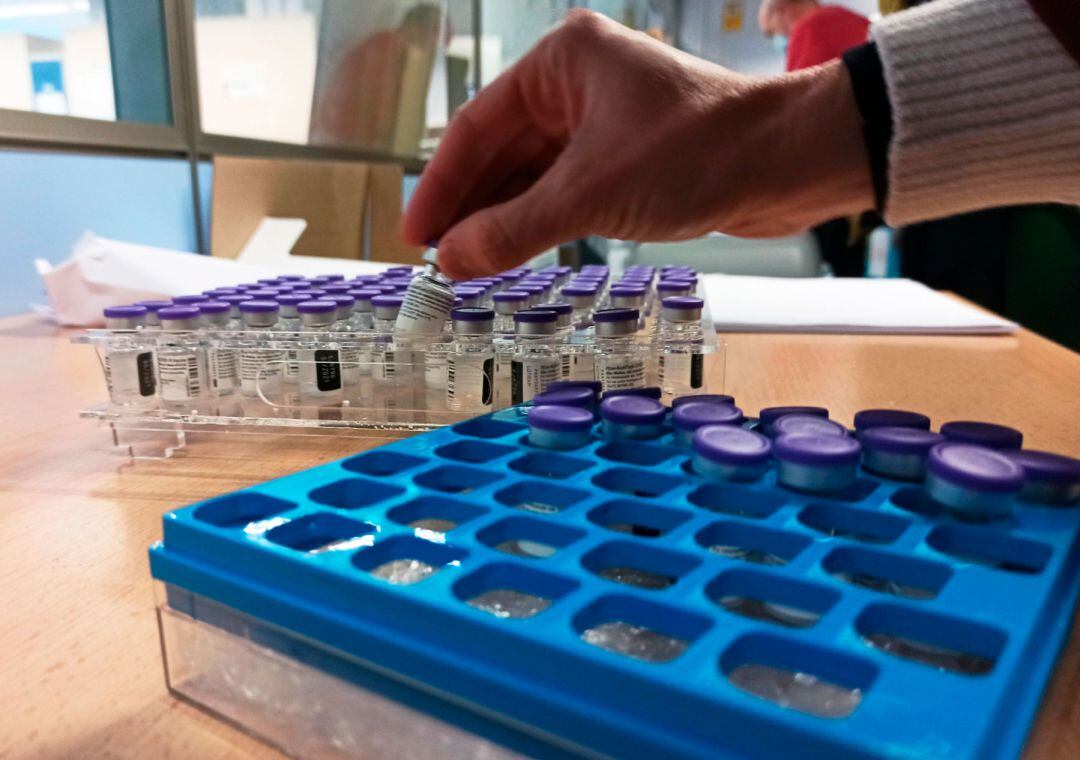 Primer plano de dosis de las vacunas contra el coronavirus