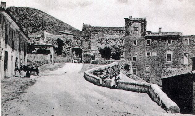 Foto antigua del barrio del Castillo de Cuenca con el edificio de la Inquisición a la derecha.