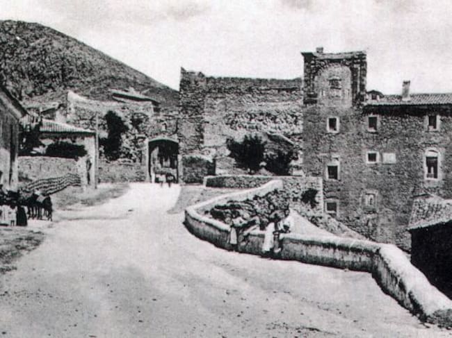 Foto antigua del barrio del Castillo de Cuenca con el edificio de la Inquisición a la derecha.