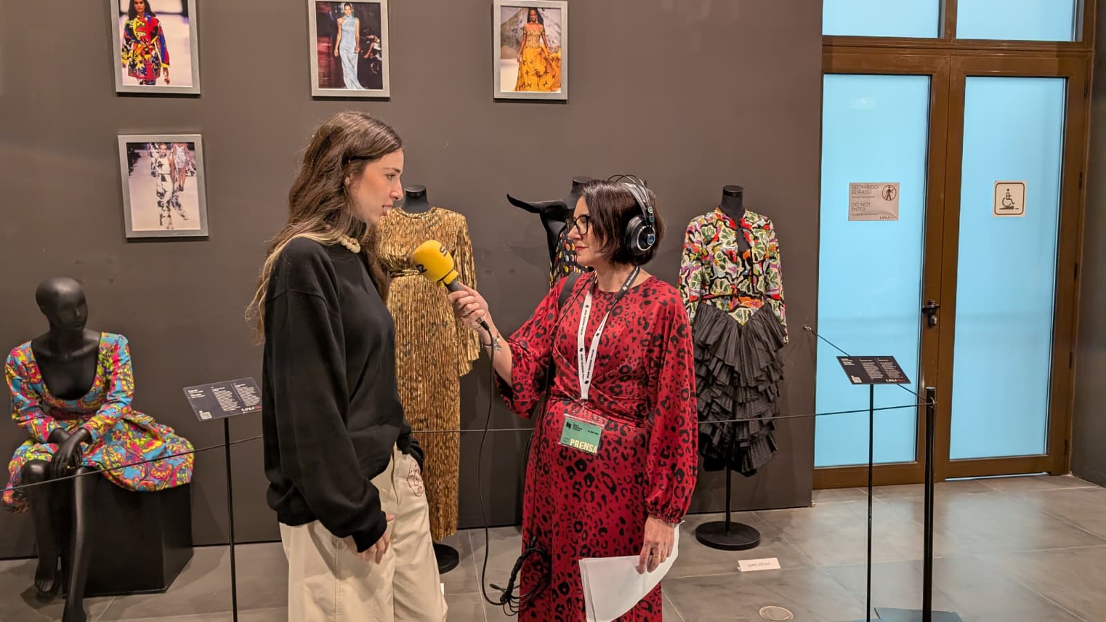 La artista Palito Dominguín e Isabel Ladrón de Guevara, durante su encuentro en el MAM Fashion Forum en el Museo del Automóvil y la Moda.