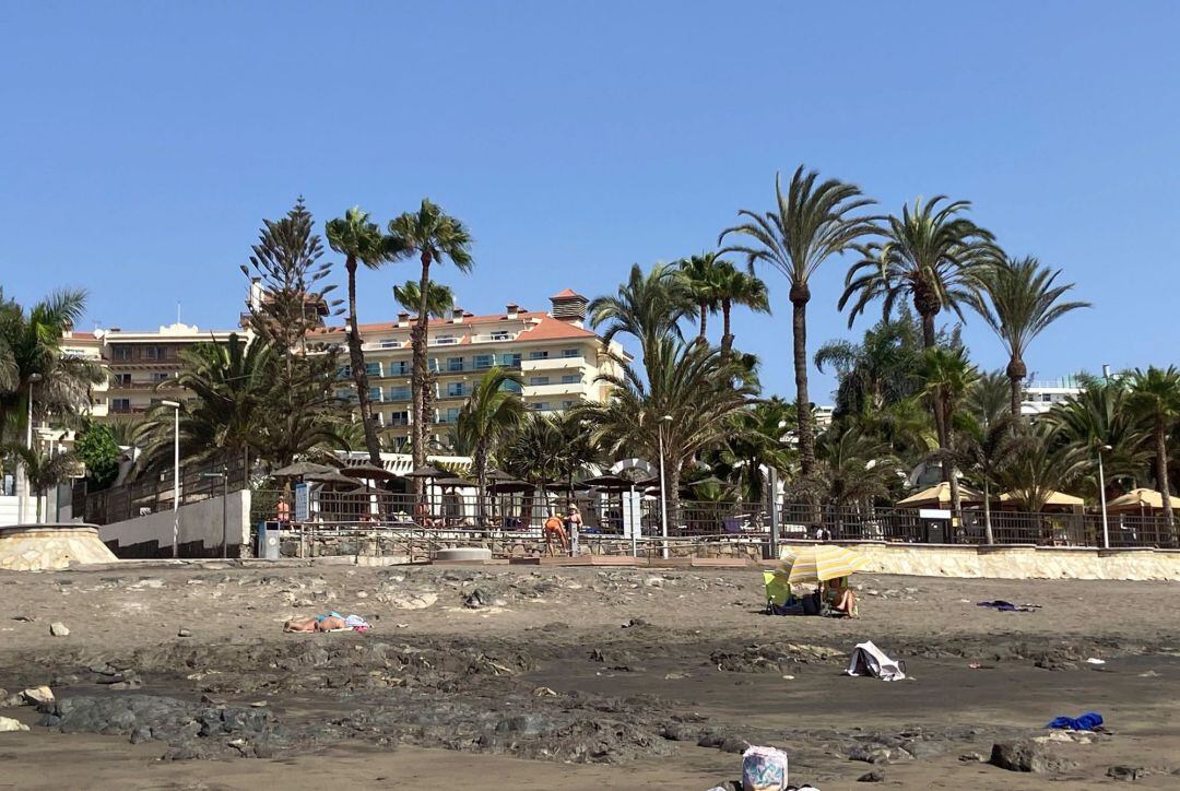 Hotel Tamarindos (izda) y hotel Costa Canaria (dcha) en la playa de san Agustín.