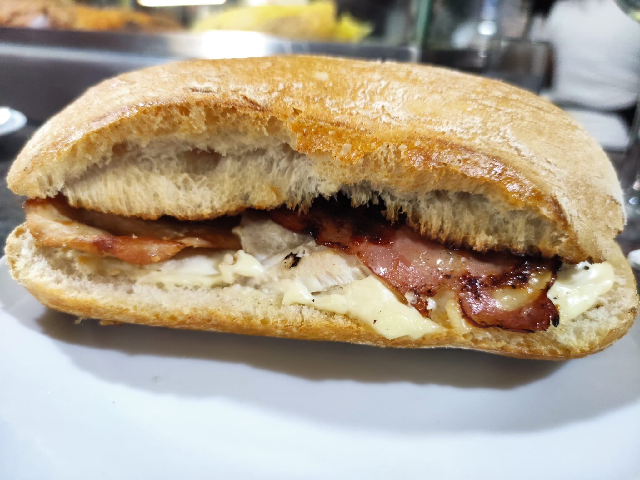 Desayuno en la cafetería de Neumáticos la Soledad, en Valladolid