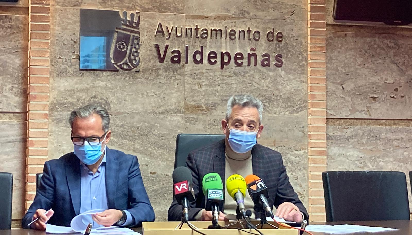 Imagen de la rueda de prensa de este lunes del alcalde de Valdepeñas, Jesús Martín, acompañado del portavoz del gobierno, Paco Delgado