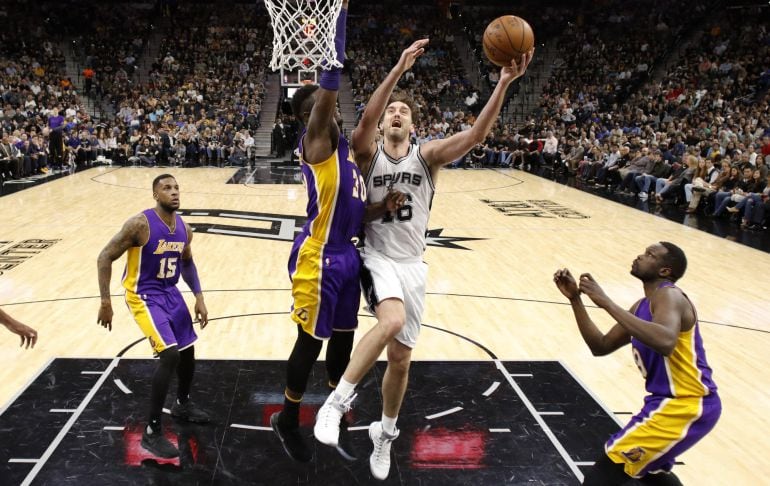 El jugador español de los Spurs encara la canasta en el encuentro ante los Lakers.