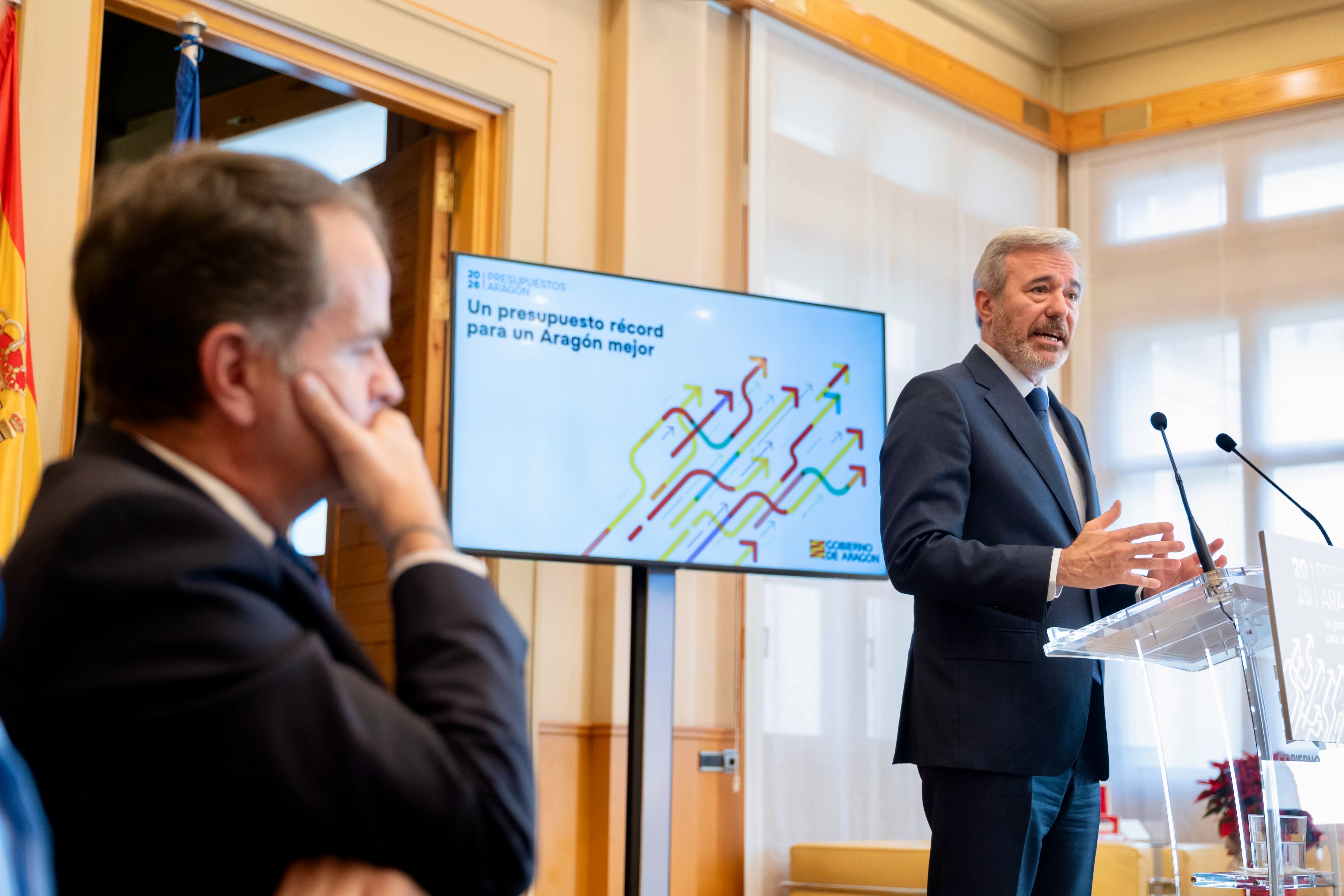 El presidente del Gobierno de Aragón, Jorge Azcón, y el consejero de Hacienda, Roberto Bermúdez de Castro