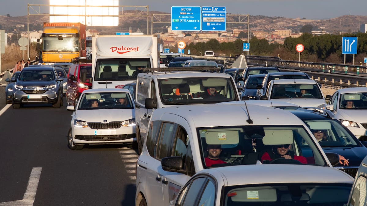 Las obras en la A-7 y el retorno masivo de vehículos provocan retenciones importantes en los accesos desde la Costa Tropical