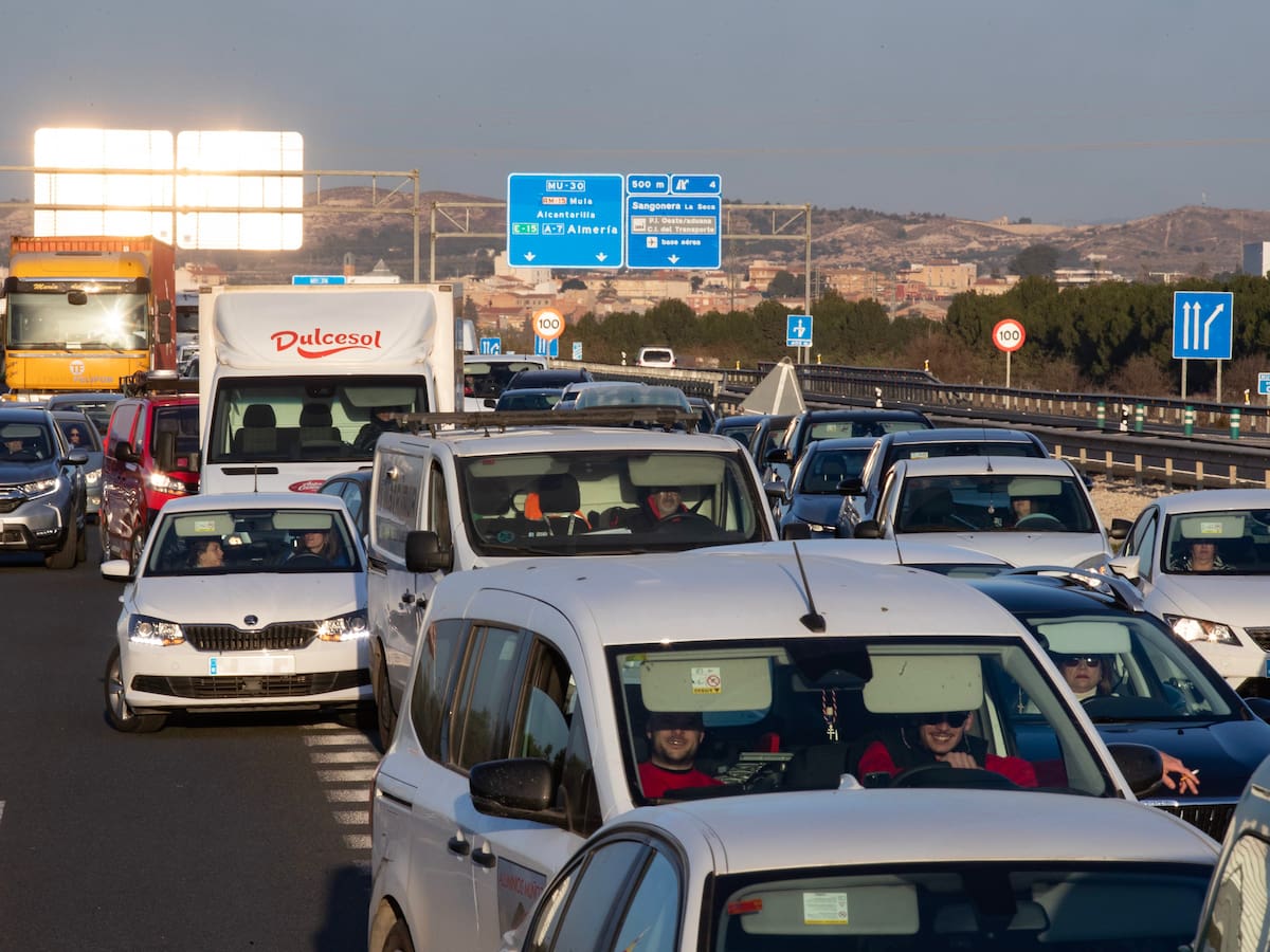 Las obras en la A-7 y el retorno masivo de vehículos provocan retenciones importantes en los accesos desde la Costa Tropical