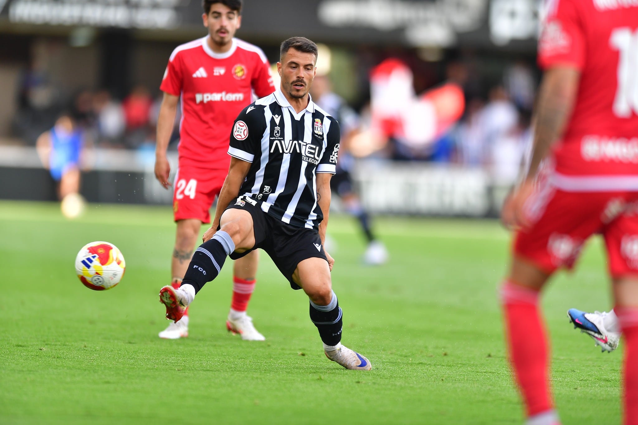 Chiki presiona el pase de un rival en el partido ante el Nàstic