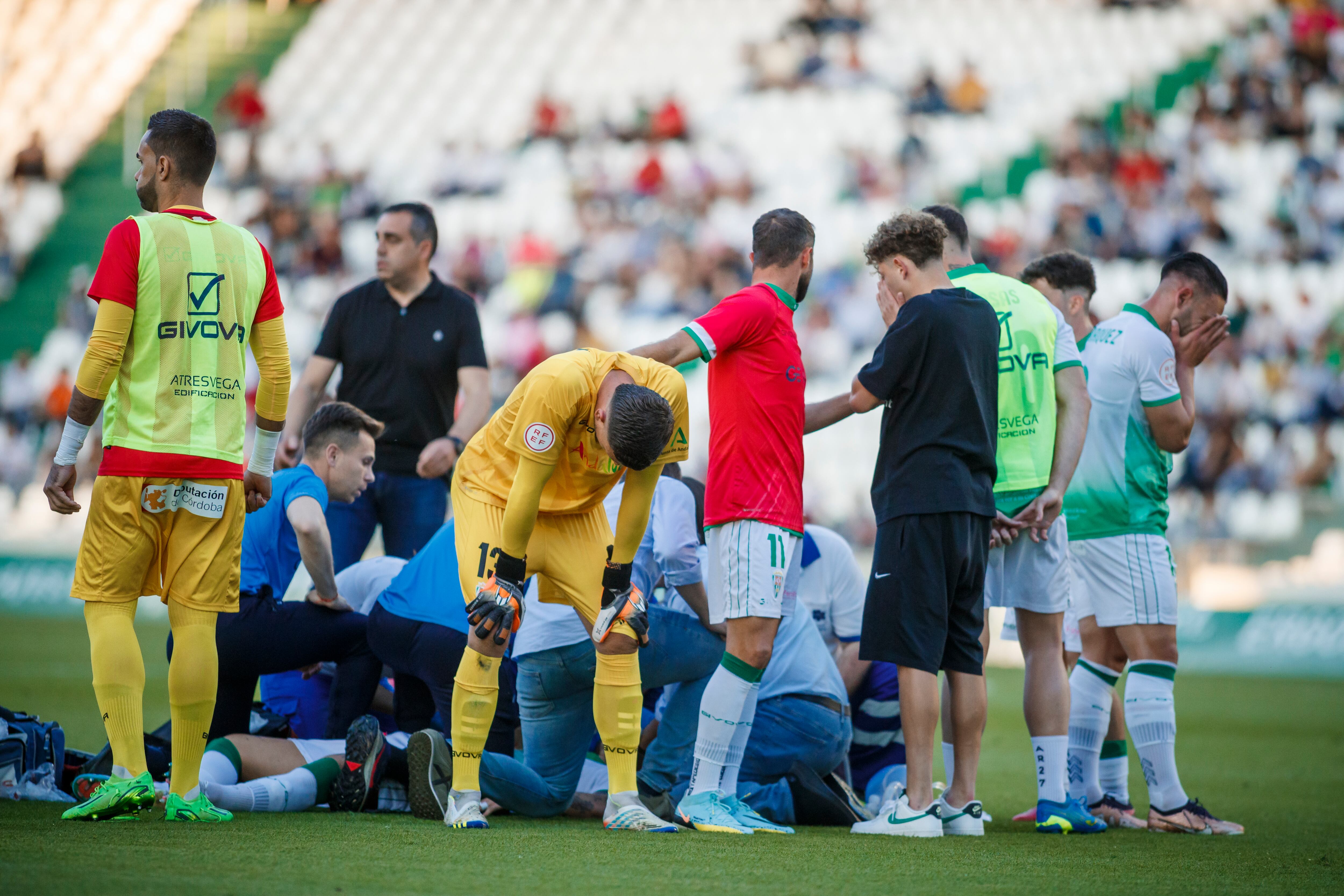 Personal sanitario atiende a Gudelj tras su desvanecimiento en el Córdoba-Racing de este sábado en el Nuevo Arcángel (foto: Cadena SER)