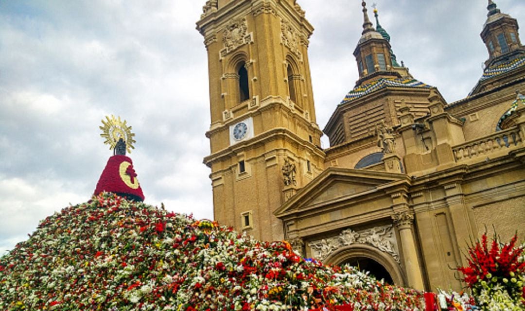 La Virgen del Pilar no lucirá este año 2020 su tradicional manto floral por la pandemia del coronavirus y se traslada este acto a los balcones particulares 