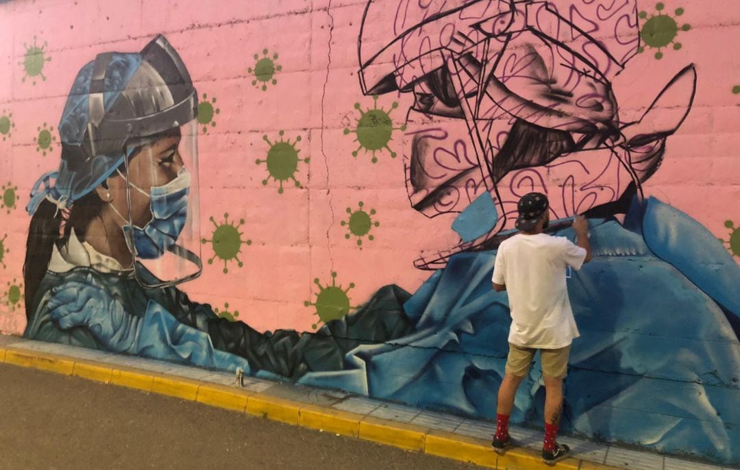 Graffiti en un muro del Hospital Materno de Badajoz en agradecimiento a los sanitarios