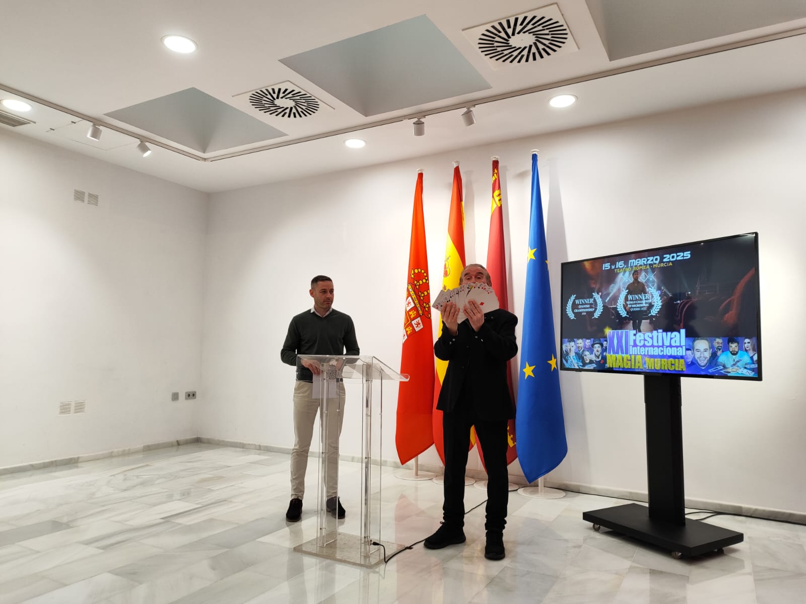 Domingo Artés, mago y promotor del Festival Internacional de Magia de Murcia, haciendo un truco.