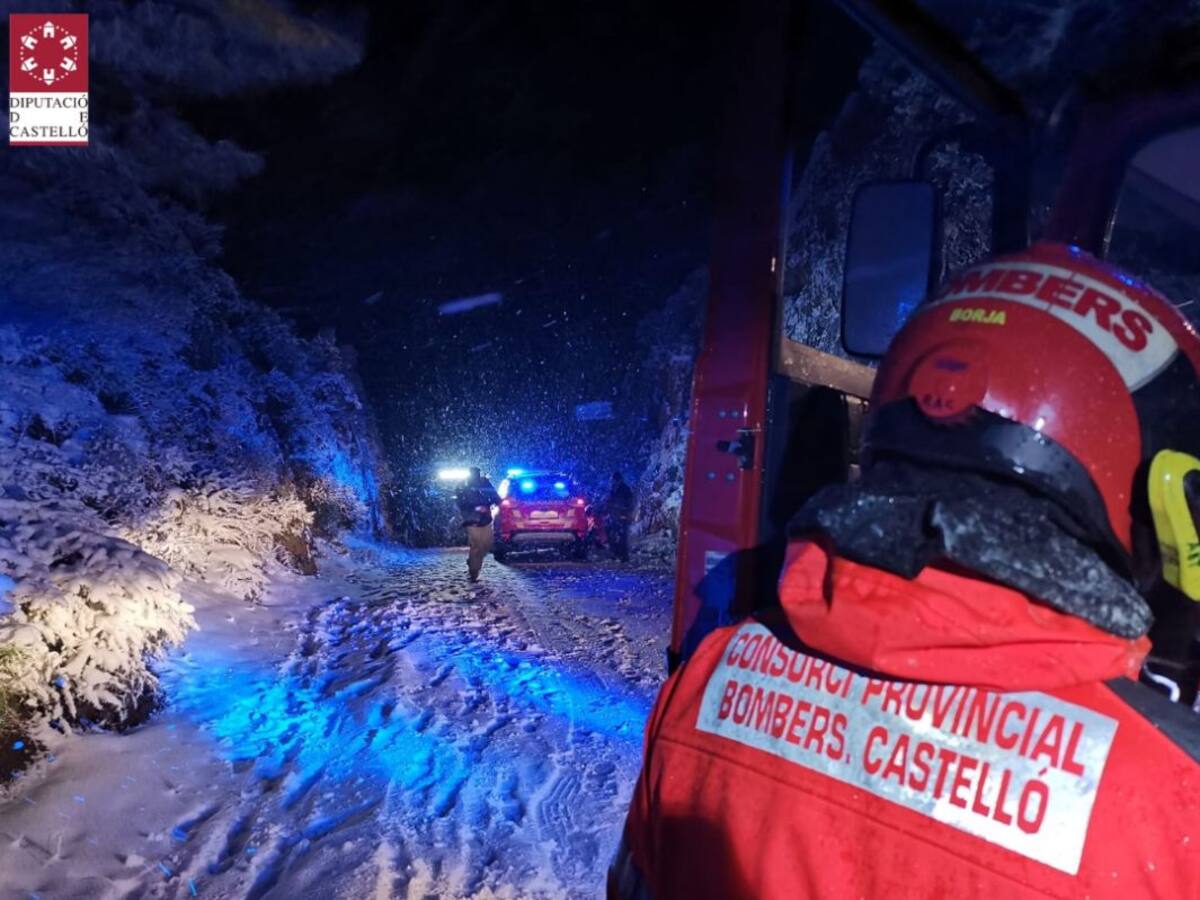 Los bomberos realizan 25 rescates de personas en vehículos atrapados en la nieve este jueves