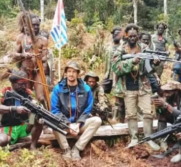 Philip Mehrtens, rodeado por miembros de las milicias independentistas de Papúa Occidental que le mantienen secuestrado desde febrero del 2023.TWITTER/Kang Melanesian