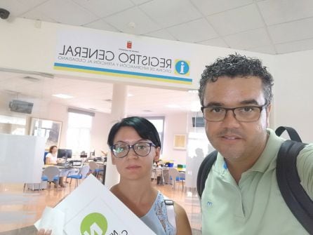 El Coordinador Insular de Nueva Canarias, Armando Santana, junto a Remedios Alarcón en la oficina de reclamación y atención al ciudadano del Cabildo de Lanzarote