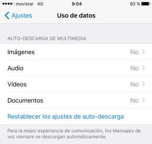 Revisa las opciones de descarga automática de multimedia en WhatsApp para reducir el consumo de datos.