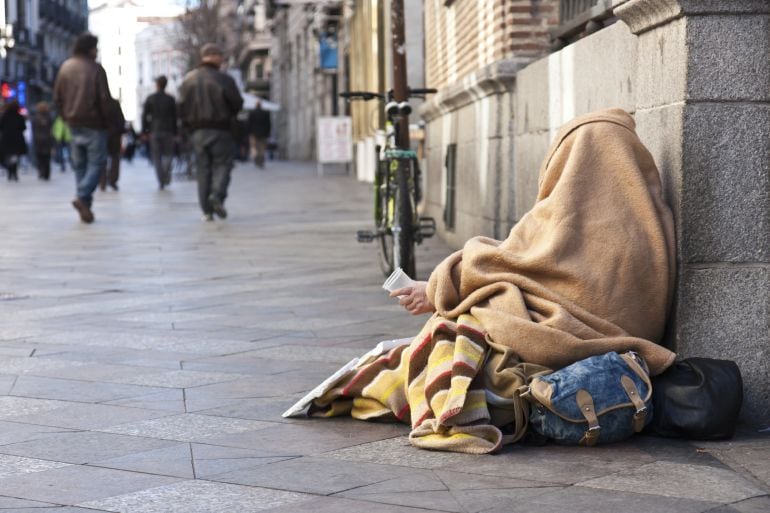 Una persona pide limosna en las calles de Madrid.