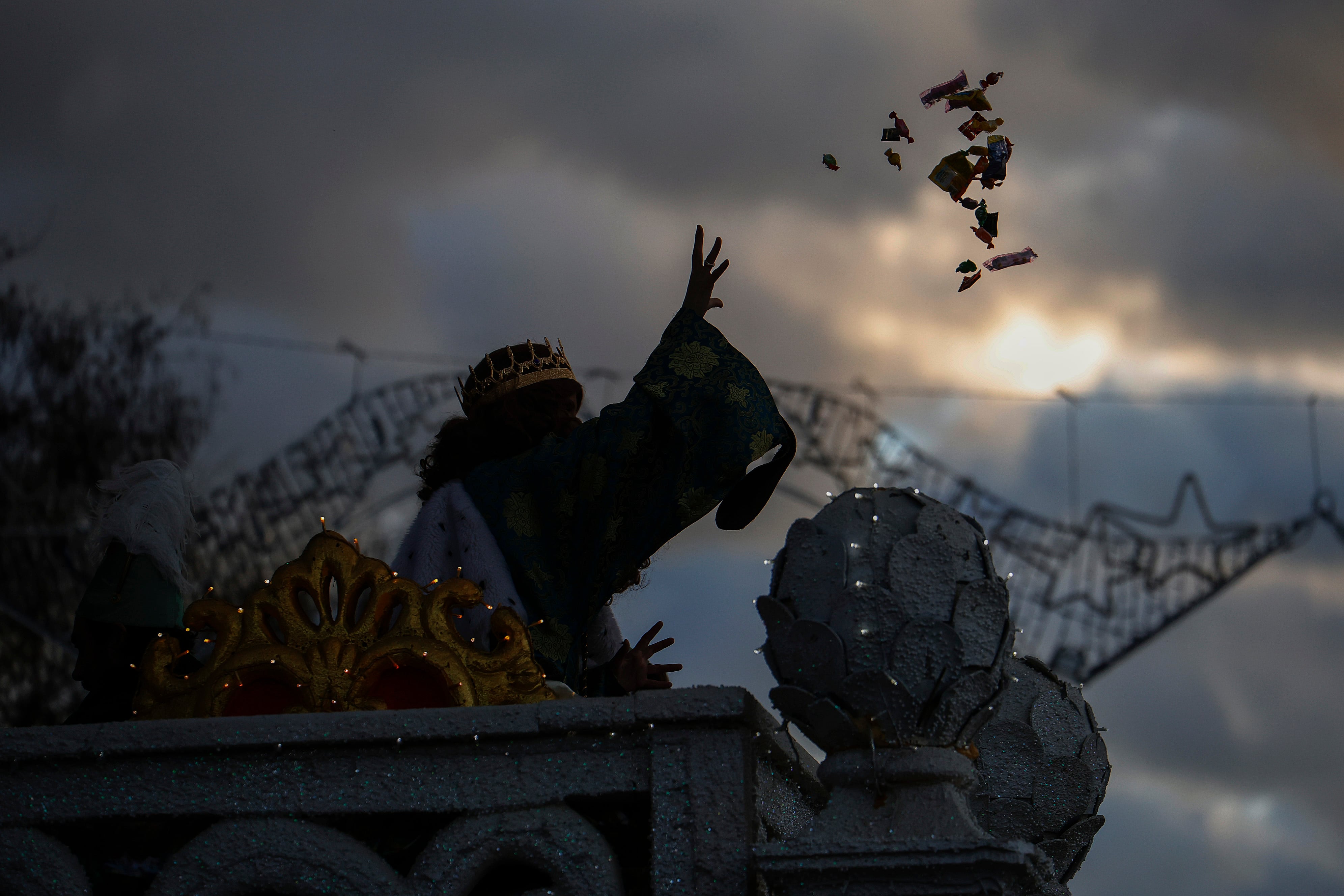 El rey Gaspar (interpretado por la actriz Macarena Gómez), arroja caramelos a los niños durante la cabalgata de reyes este viernes en Córdoba. EFE/Salas