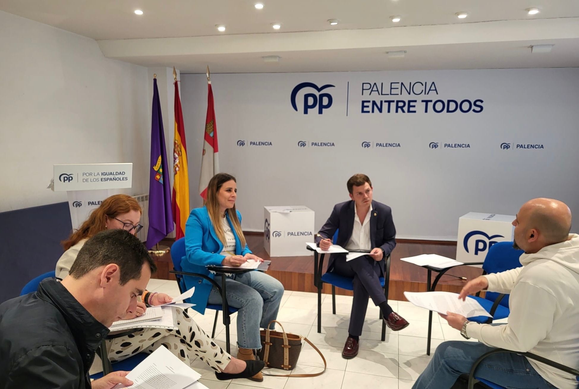 Reunión mantenida por el grupo municipal del PP con empresarios de la Plaza de Abastos de Palencia