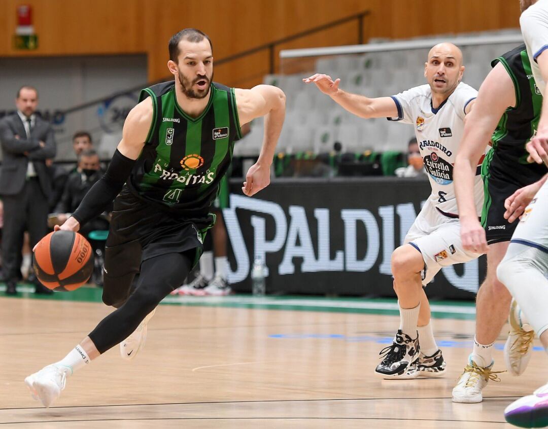 Pau Ribas fue uno de los destacados en un Joventut asediado por el Obra en la recta final del partido