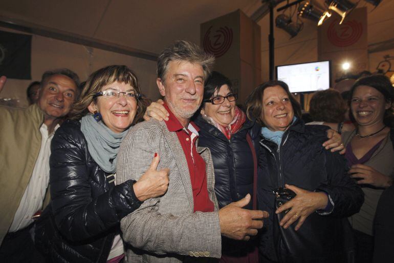 El lider de Ganemos Zaragoza, Pedro Santisteve (3i), celebra con otros miembros de la formación los resutaldos en las elecciones municipales en Zaragoza.