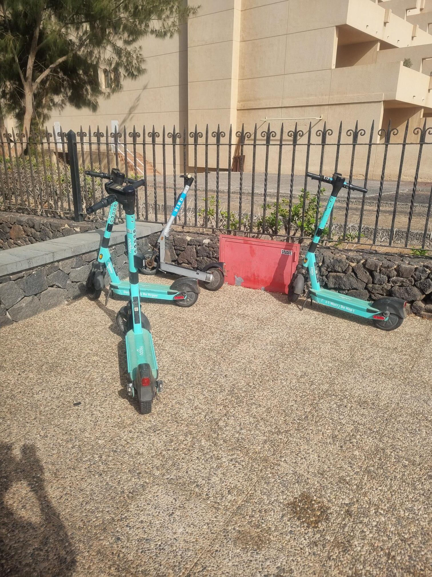 Patinetes eléctricos en Puerto del Carmen, en Lanzarote.
