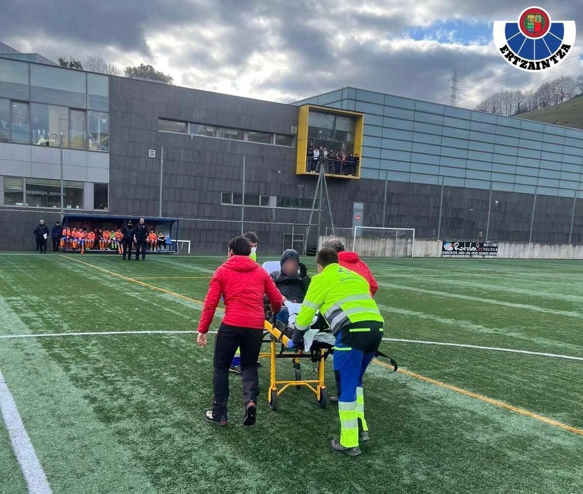 Imagen de la llegada del montañero rescatado en Amezketa, al campo de fútbol de Usabal ( Tolosa)