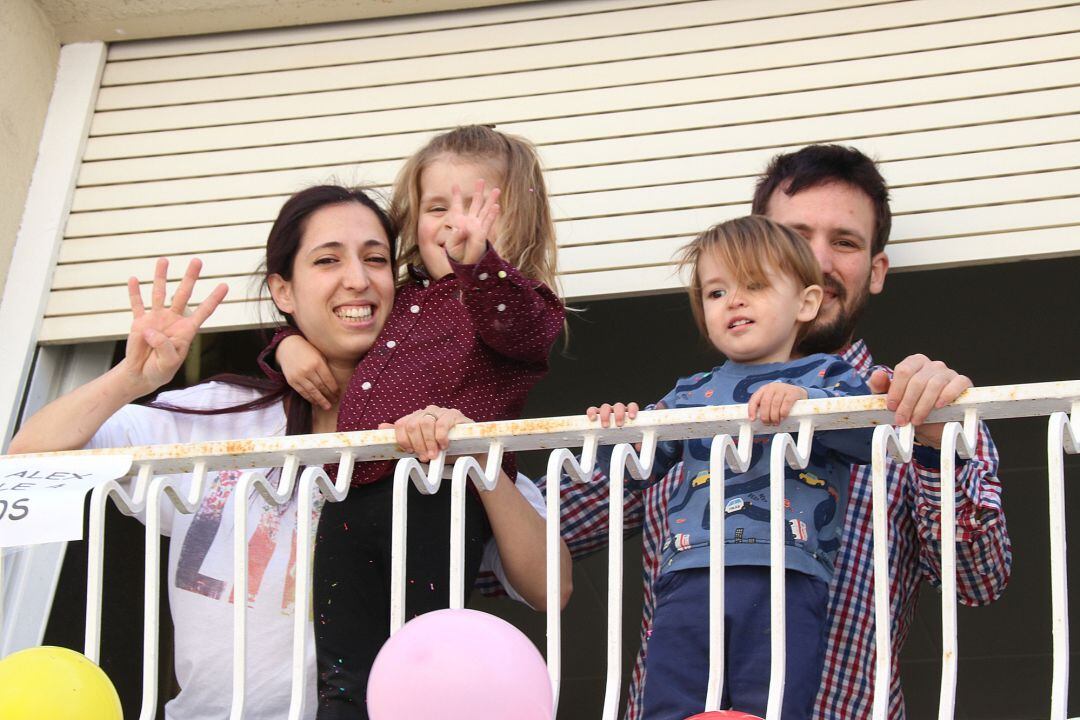 Fiesta de cumpleaños, con globos en el balcón, de Alex, uno de los niños de esta familia de Sabadell que cumple 4 años.