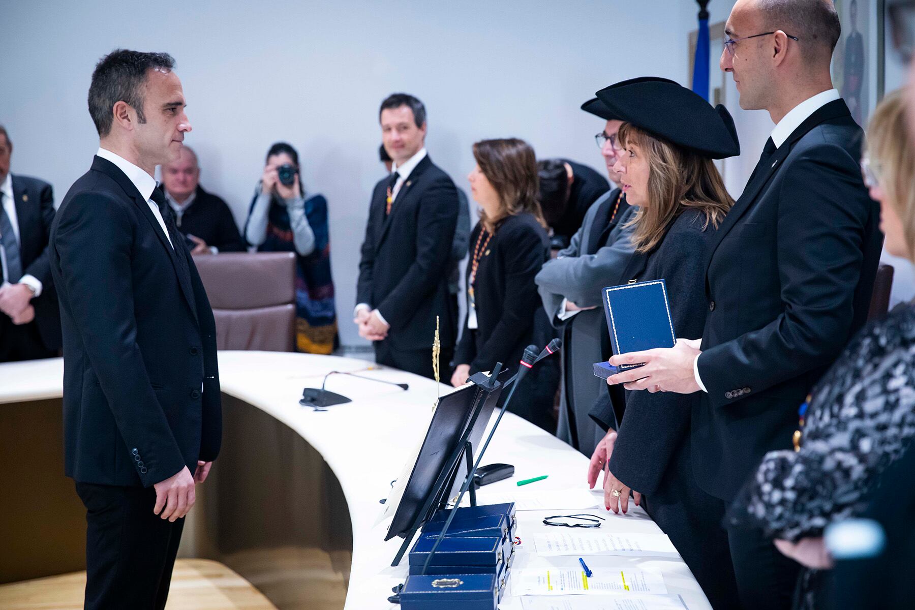 Jordi Puy com a secretari general de la corporació d'Andorra la Vella, va assistir en la jura del conseller Alain Cabanes