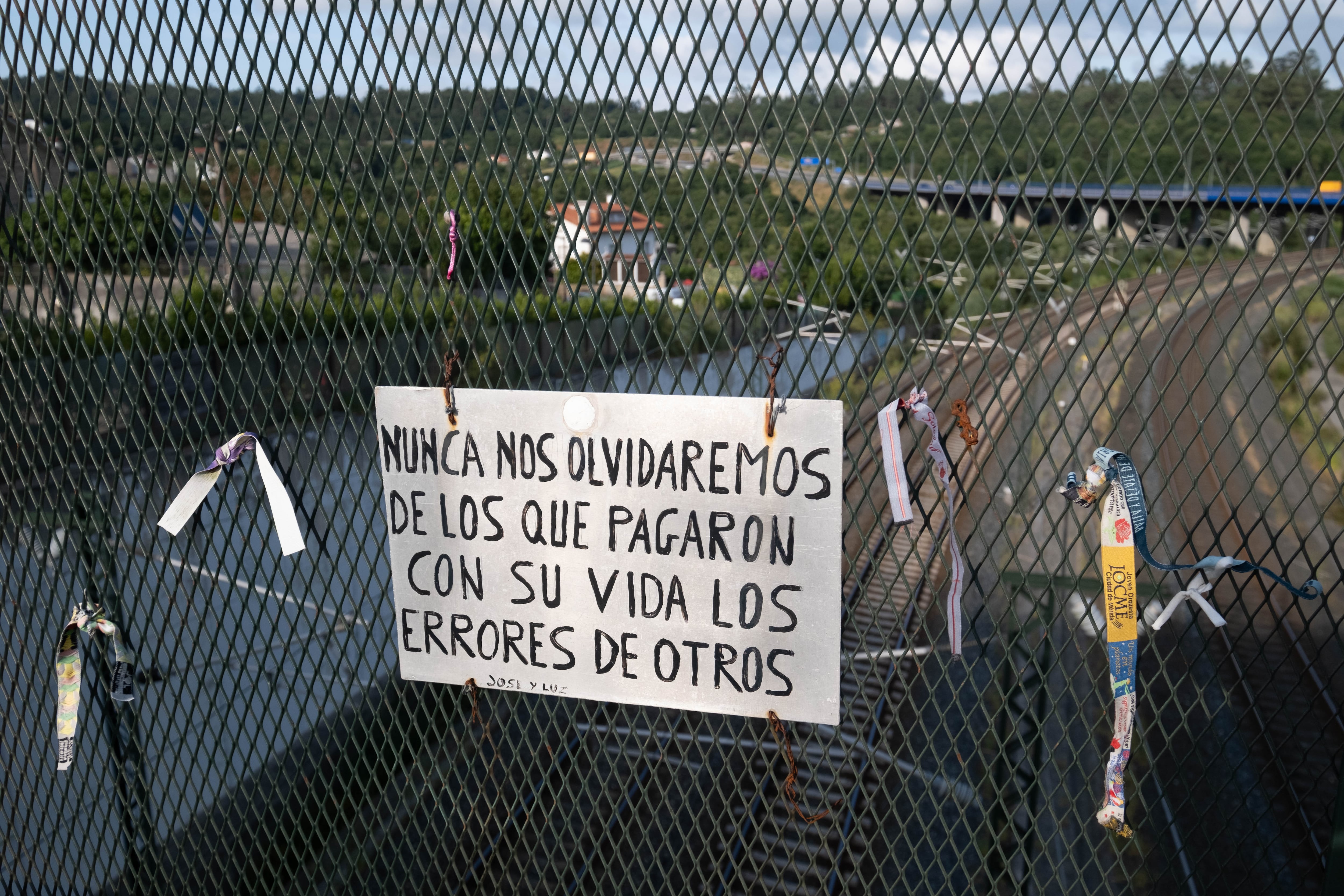 En la curva de Angrois se produjo el descarrilamiento de un tren ALVIA, donde murieron 80 personas. (Foto de Cesar Arxina/Europa Press via Getty Images)