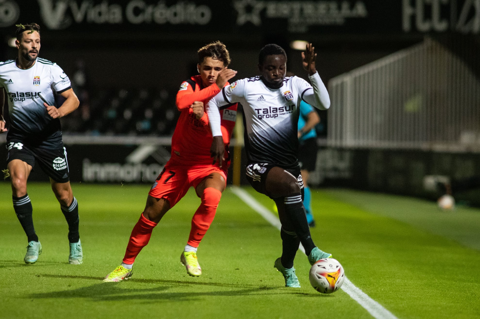 Dauda corre la banda durante el partido de ida ante el Málaga
