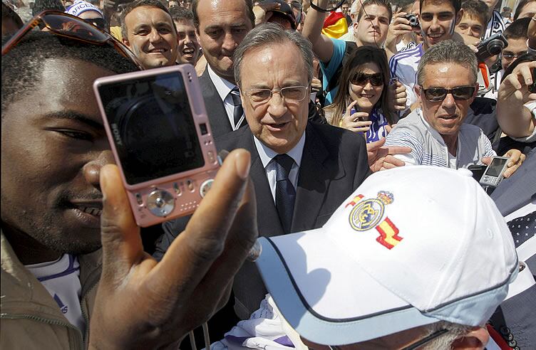 Florentino, junto a aficionados madridistas en Valencia