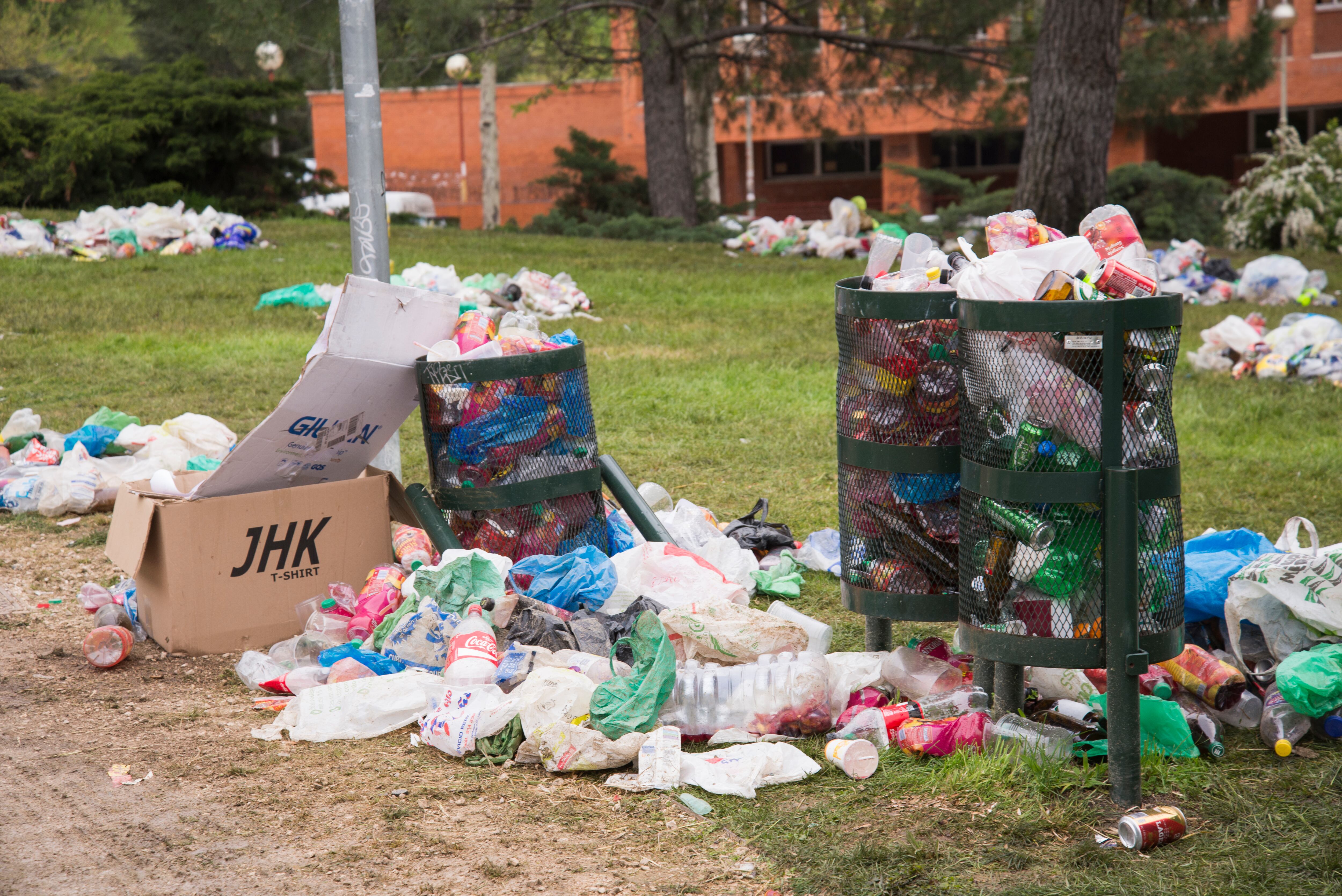 Se pretende evitar que los residuos se amontonen en el parque de El Parral en la fiesta del Curpillos como en esta imagen de la Ciudad Universitaria de Madrid