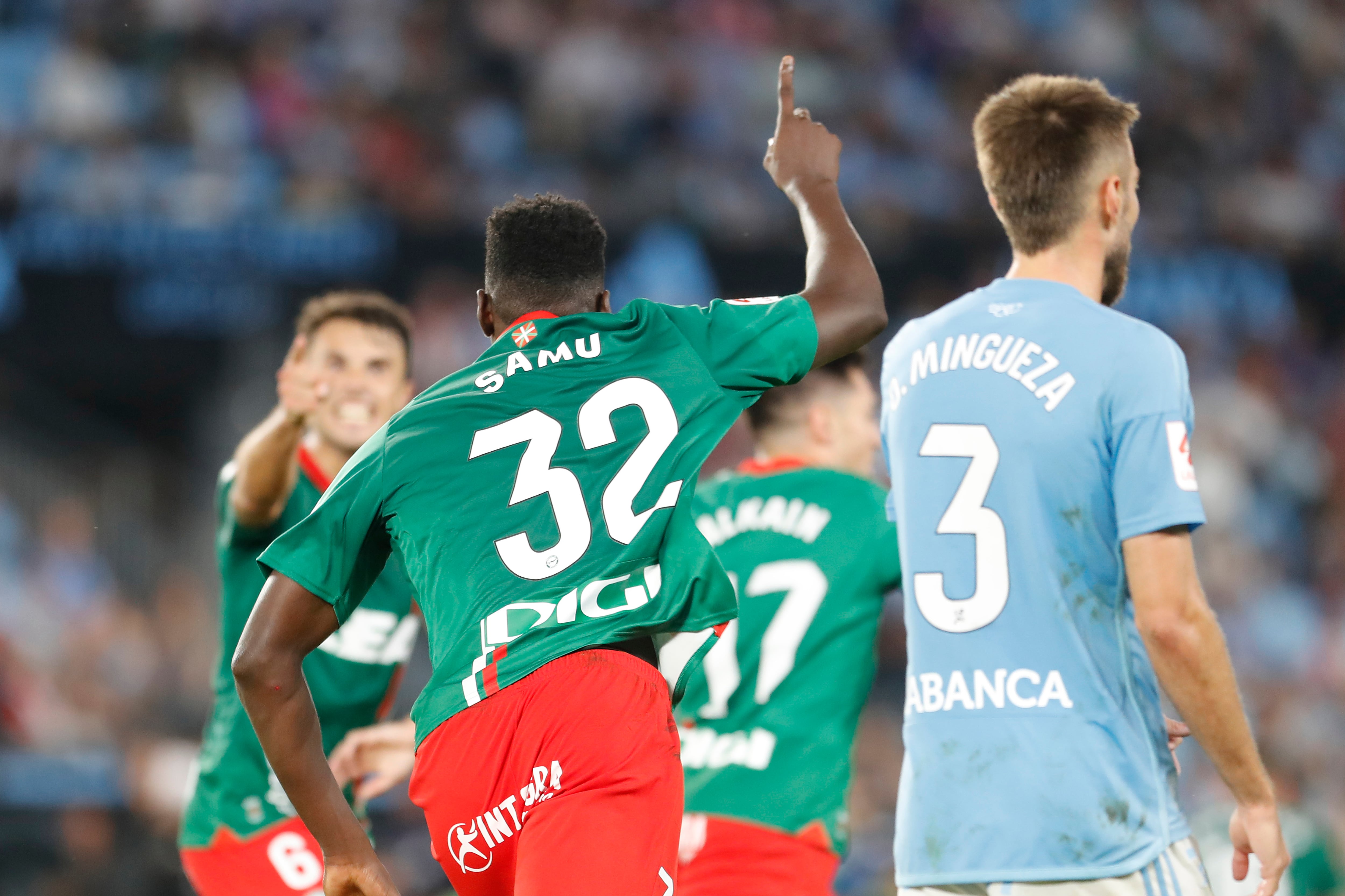 VIGO (PONTEVEDRA), 28/09/2023.- El delantero del Alavés Samu Omorodion (i) celebra su gol, primero del equipo vasco, durante el partido de la séptima jornada de LaLiga que Real Celta de Vigo y Deportivo Alavés disputan este jueves en el estadio de Balaídos. EFE/ Salvador Sas
