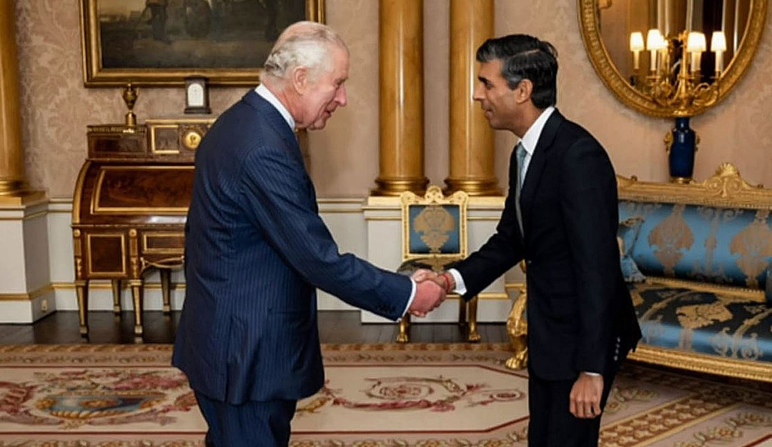 Rishi Sunak asume el cargo de primer ministro del Reino Unido tras recibir el encargo de Carlos III.