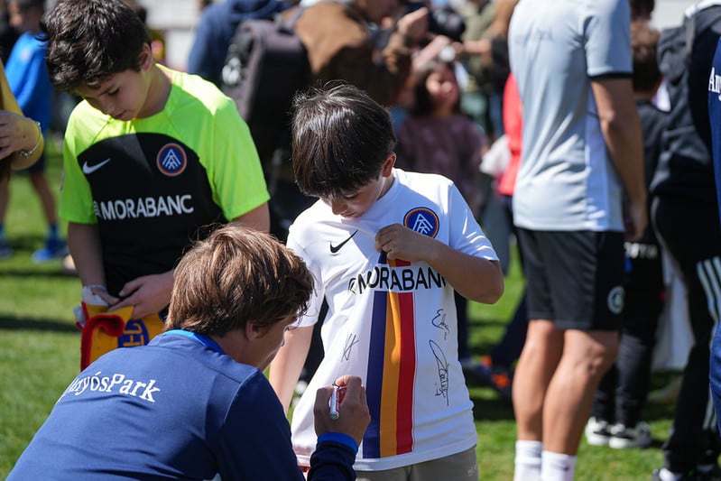 Marc Domènech signant la samarreta a un aficionat de l'Andorra