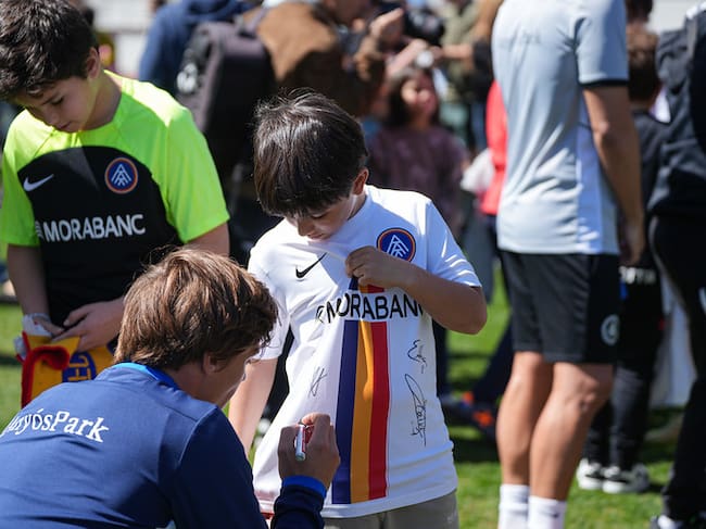 Marc Domènech signant la samarreta a un aficionat de l'Andorra
